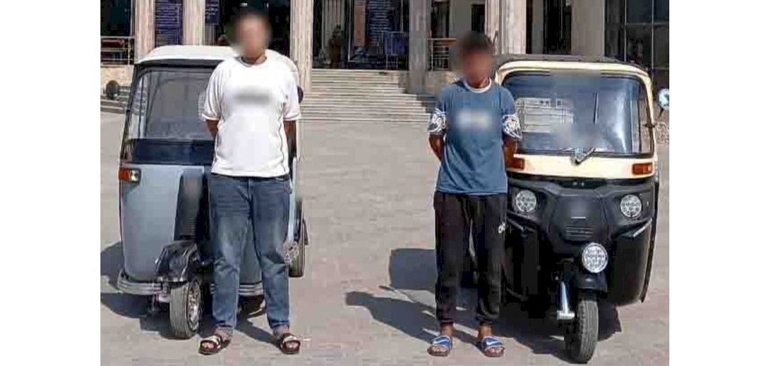 اتخاذ اجراءات قانونية ضد سائقي "توك توك" لقيامهما بأداء حركات إستعراضية بالغربية