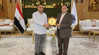 رئيس جامعة قنا يكرم المهندس جمال ملاك ويُهديه درع الجامعة