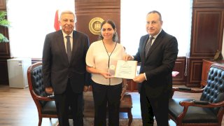 وزير التعليم العالي يكرم الطالبة هيا عمرو لمشاركتها في إسعاف مصابي مول «أرابيلا بلازا»