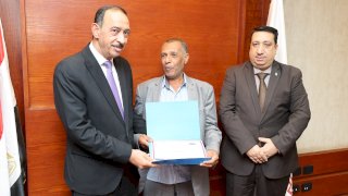 محافظ سوهاج يكرم مواطن تبرع بجزء من ارضه للمنفعة العامة