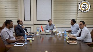 رئيس جامعة قنا يرأس اجتماعاً لبحث إطلاق تطبيق لحوكمة الأداء والأجور الإضافية