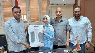 الصور.. عبدالواحد يستقبل حنين الموهوبة في الرسم ويشيد بإبداعها