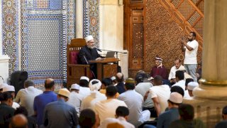 انطلاق مجالس قراءة كتاب «الشمائل المحمدية» للإمام الترمذي بمسجد الإمام الحسين احتفالًا بالمولد النبوي الشريف