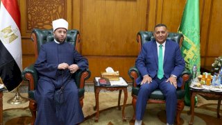 في عيدها القومي رقم ١٥٨: محافظ القليوبية يستقبل وزير الأوقاف ويهديه درع المحافظة