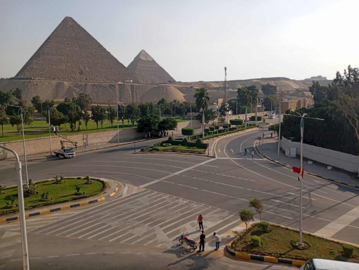 الجيزة تجمل وترفع كفاءة الطرق المؤدية للمتحف المصري الكبير والأهرامات