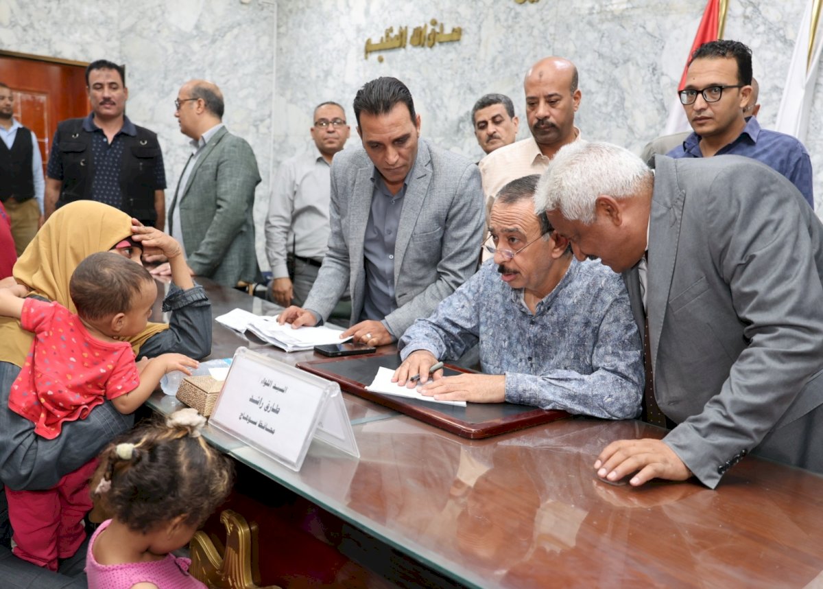 محافظ سوهاج يعقد اللقاء الجماهيري الأسبوعي ويوجه بسرعة الاستجابة لمطالب المواطنين