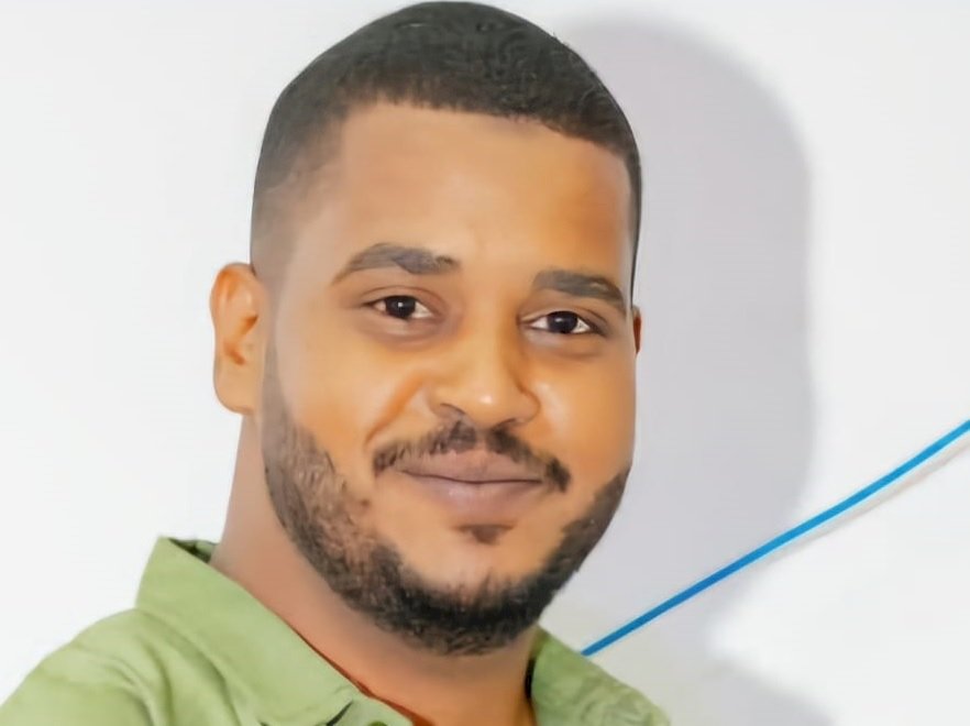 أحمد مراد.. وجه مشرف في خدمة المواطنين بتأمينات الغردقة