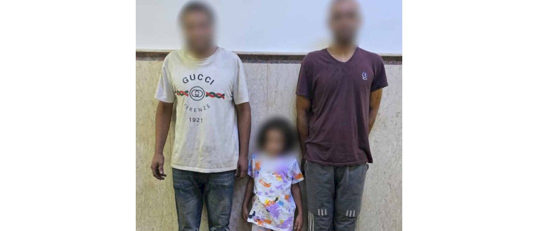 نكشف منشور وجود طفلة يظهر عليها آثار تورم بالعينين مع أحد الأشخاص بالإسكندرية