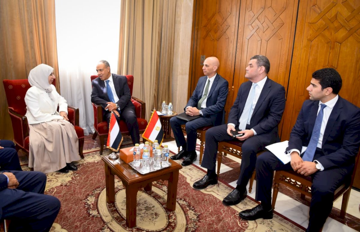 وزير الخارجية يلتقي نظيرته اليمنية لبحث تعزيز العلاقات الثنائية