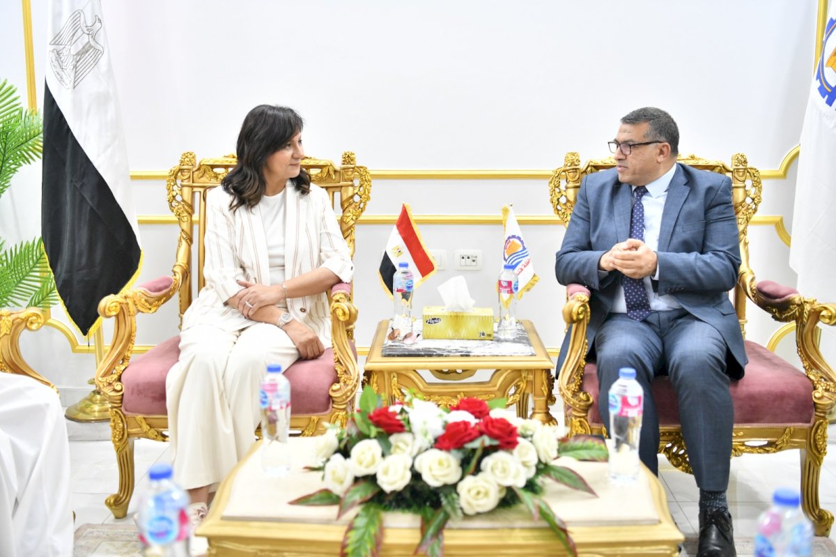 محافظ قنا يستقبل السفيرة نبيلة مكرم رئيس الأمانة الفنية للتحالف الوطني