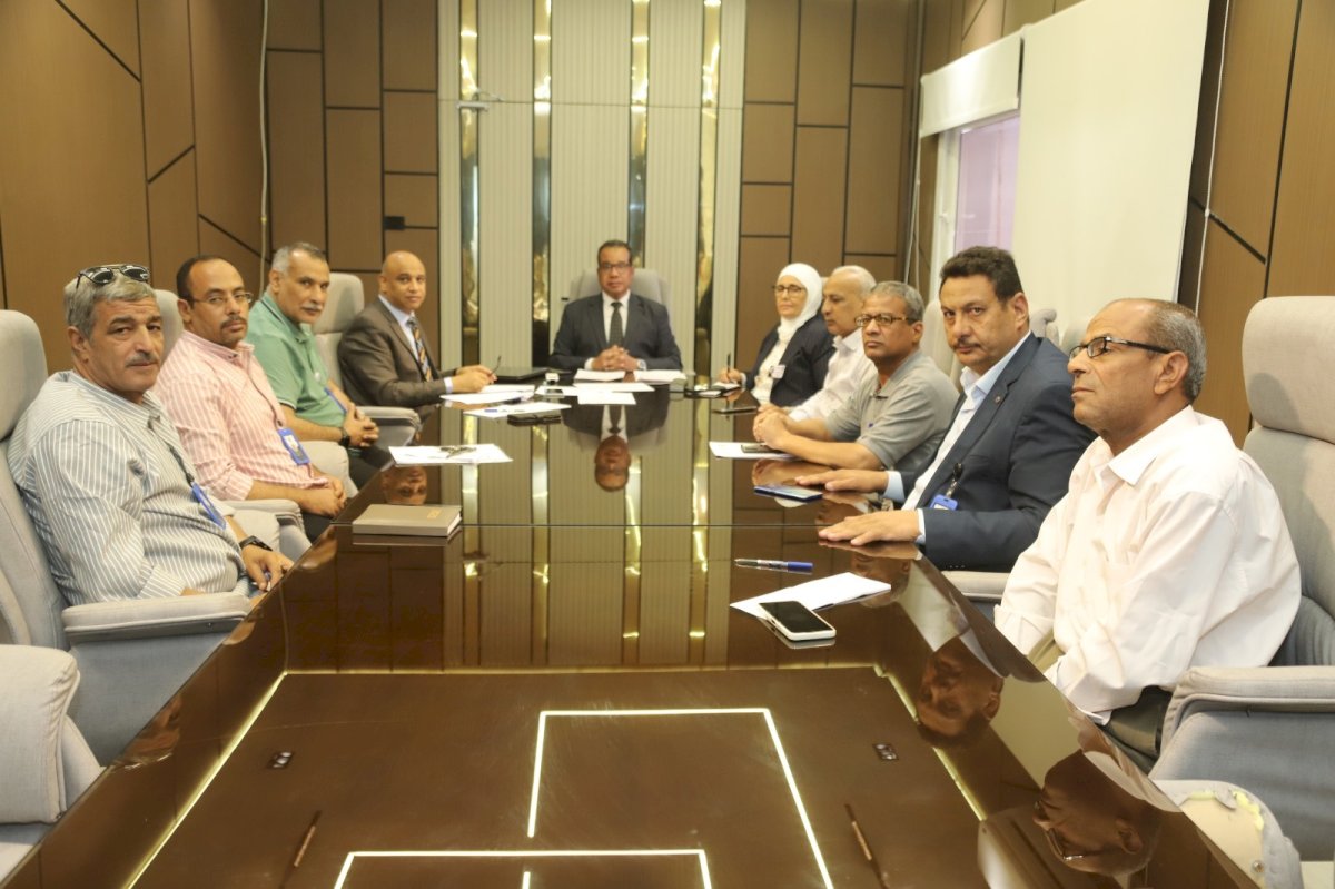 نائب رئيس جامعة قنا يترأس اجتماعًا لمتابعة إعداد نماذج تقييم الأمن والسلامة