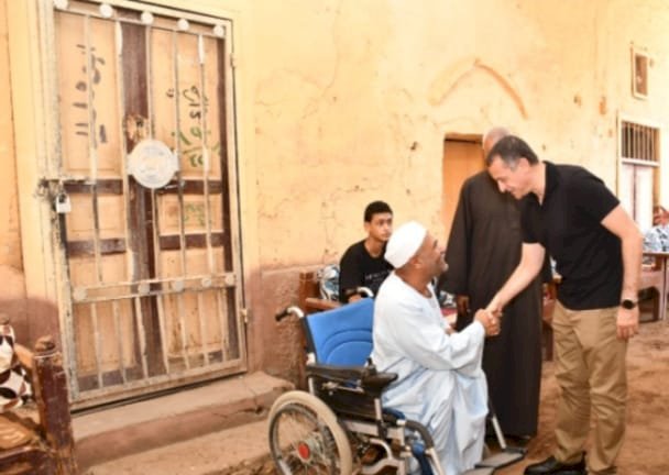 محافظ أسوان يعقد لقاءً جماهيرياً موسعاً مع أهالى قرية حجازة بكوم أمبو