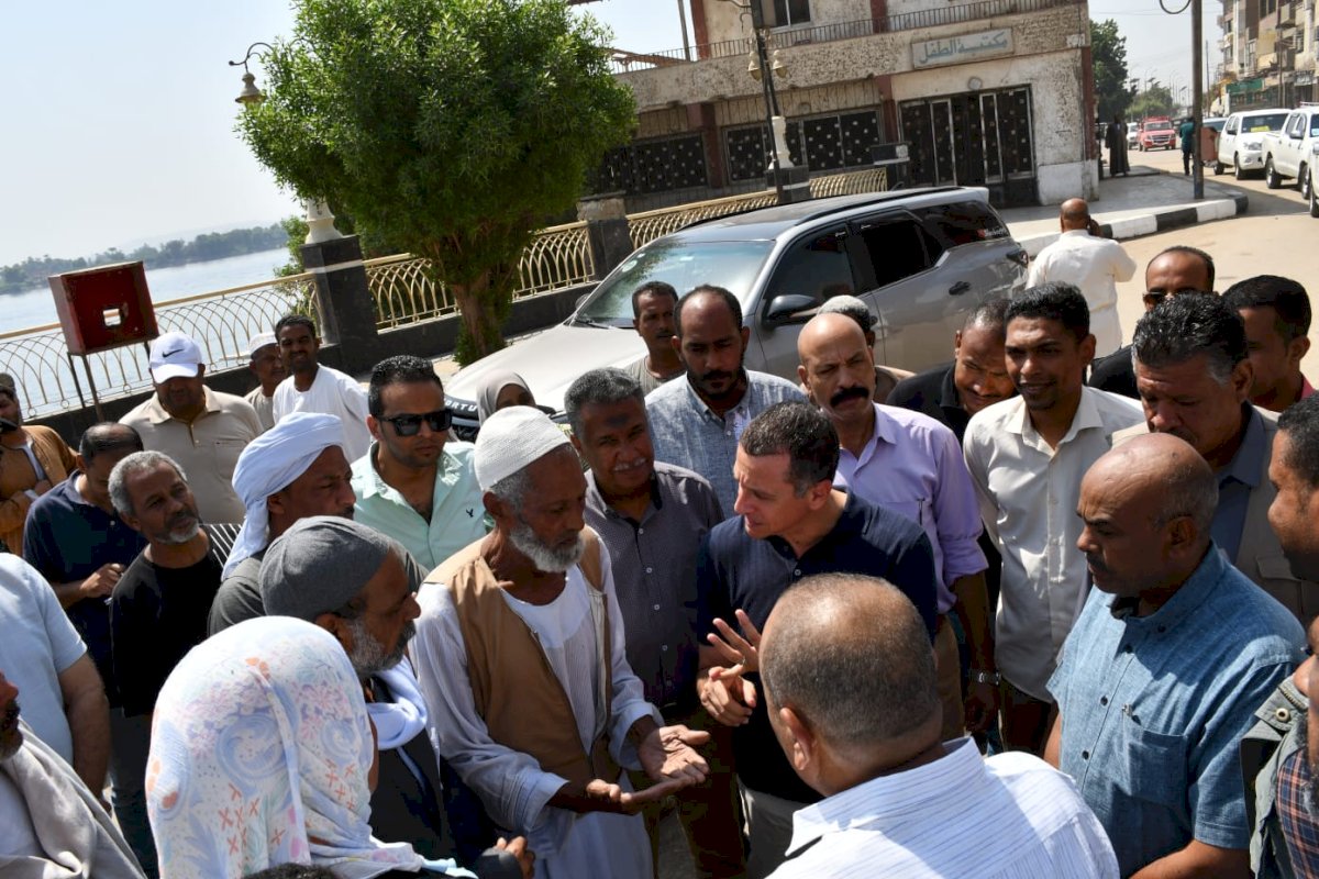 محافظ أسوان يلتقى أصحاب وسائقى عربات الحنطور بإدفو  ويوجه بإصدار أكواد للعربات