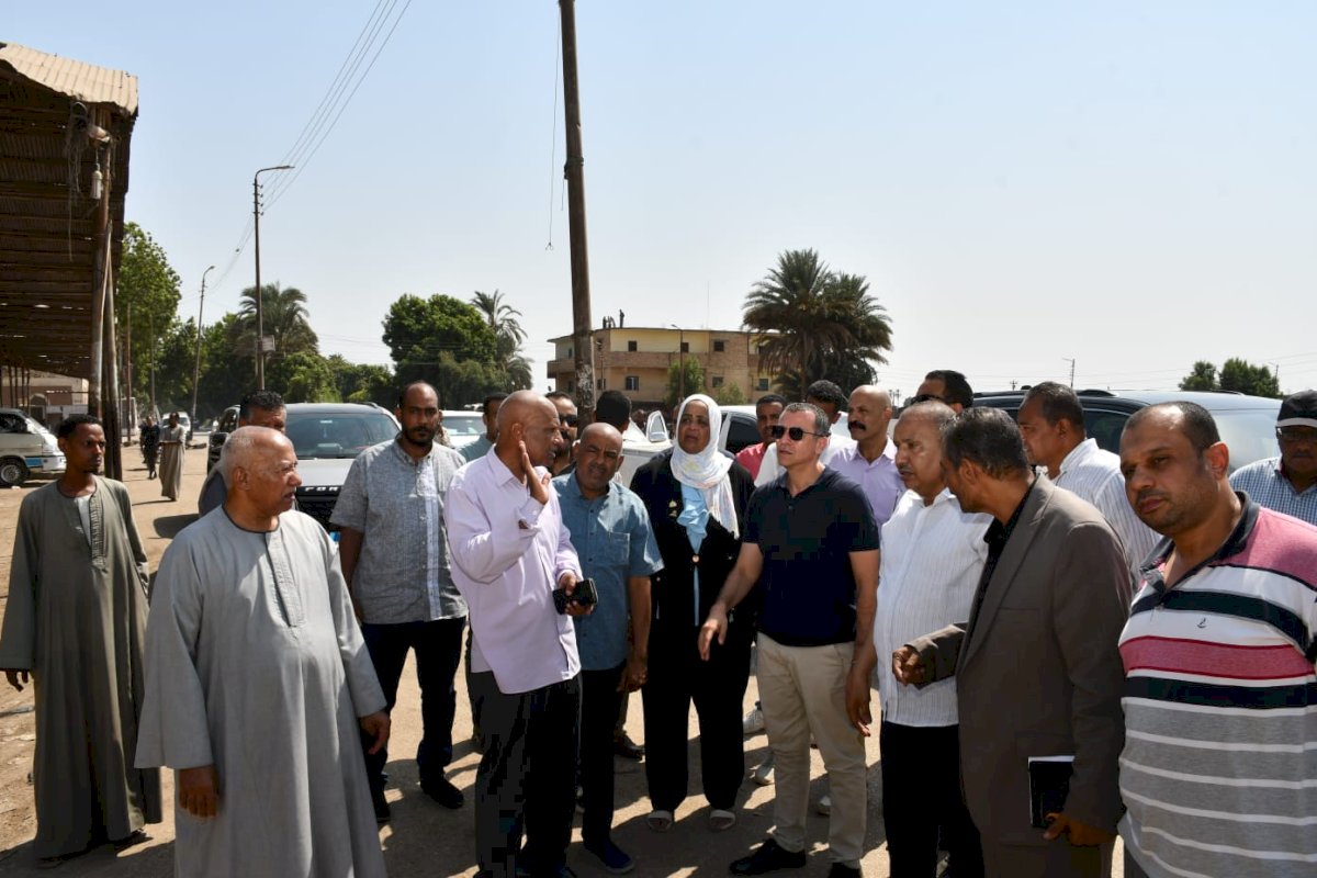 محافظ أسوان يتفقد الموقع المقترح لإنشاء إدارة إدفو التعليمية