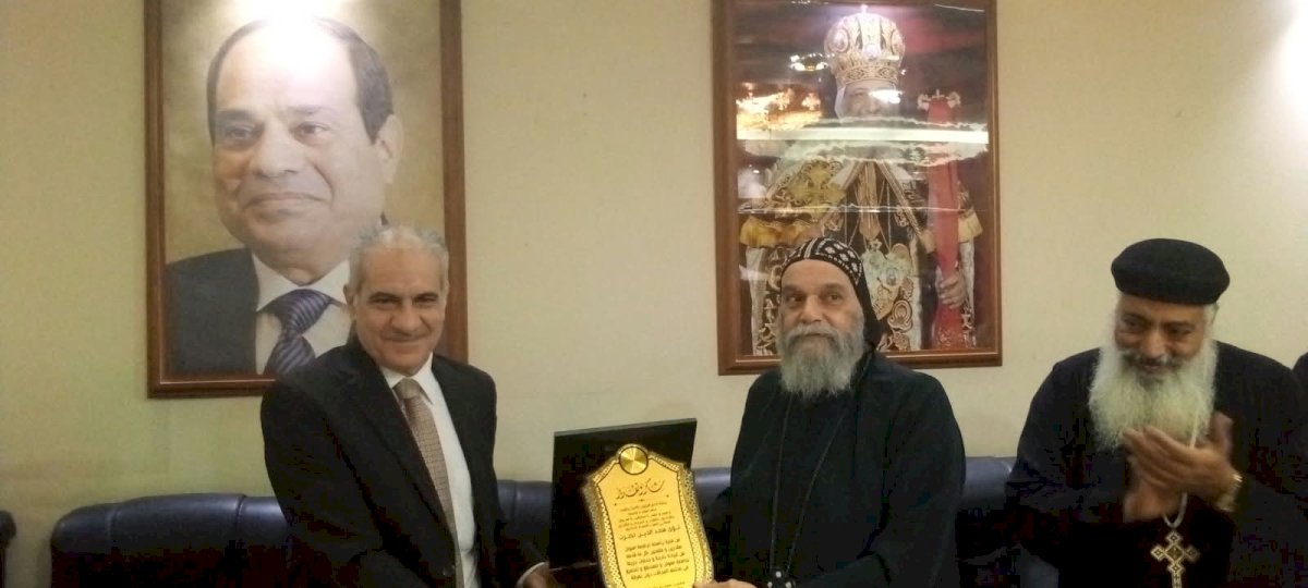 مطرانية أسوان تكرّم د.لؤي سعد الدين وتحتفي بمسيرته الإنسانية