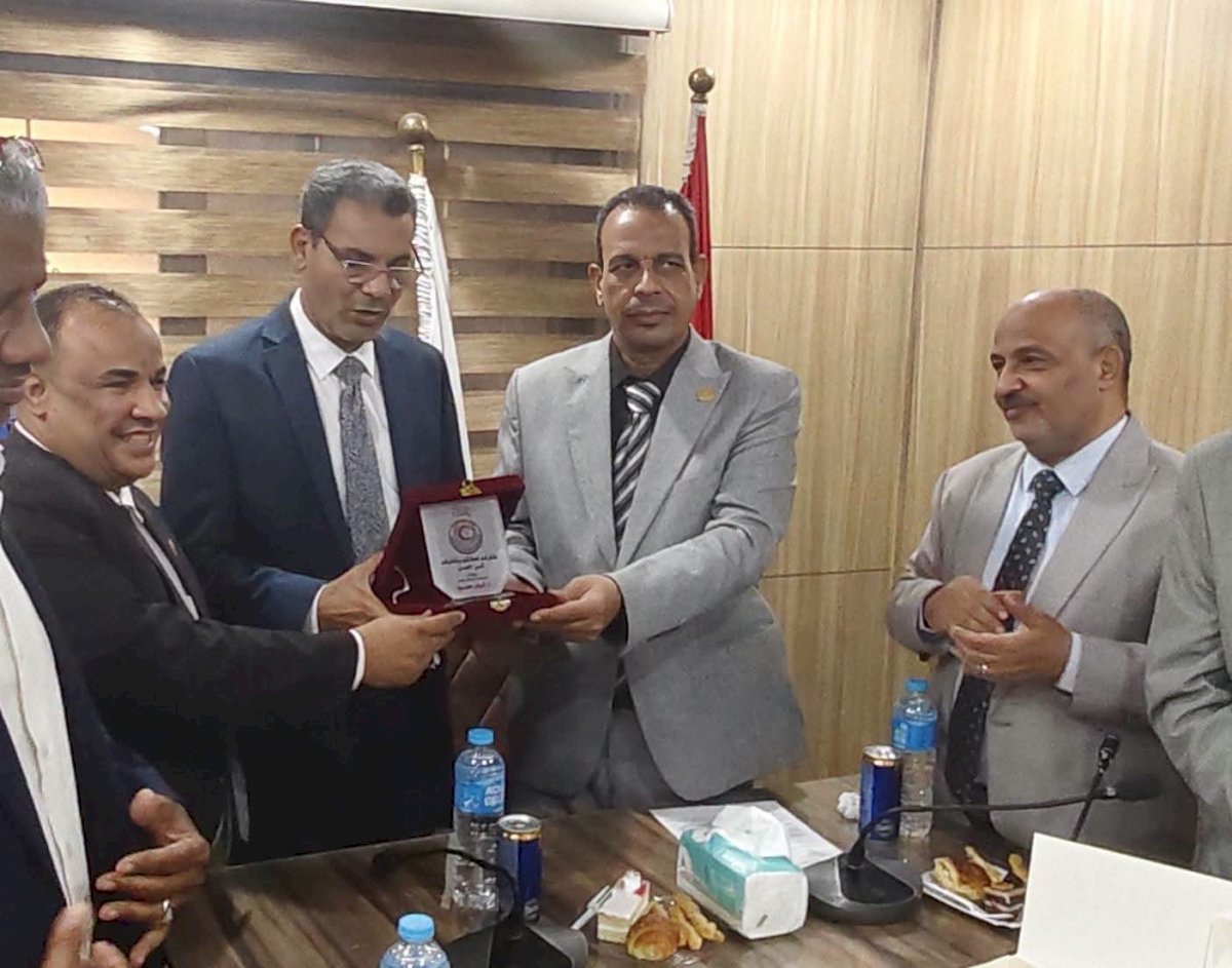 مستشفيات جامعة أسوان تكرّم عميد الطب وتحتفي بمسيرة حافلة بالإنجاز
