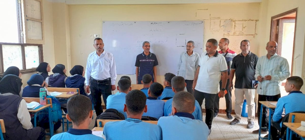 خلال جولة ميدانية لمدير عام تعليم أبوتشت.. إحالة مدرسة للتحقيق وإشادة بمدرستين