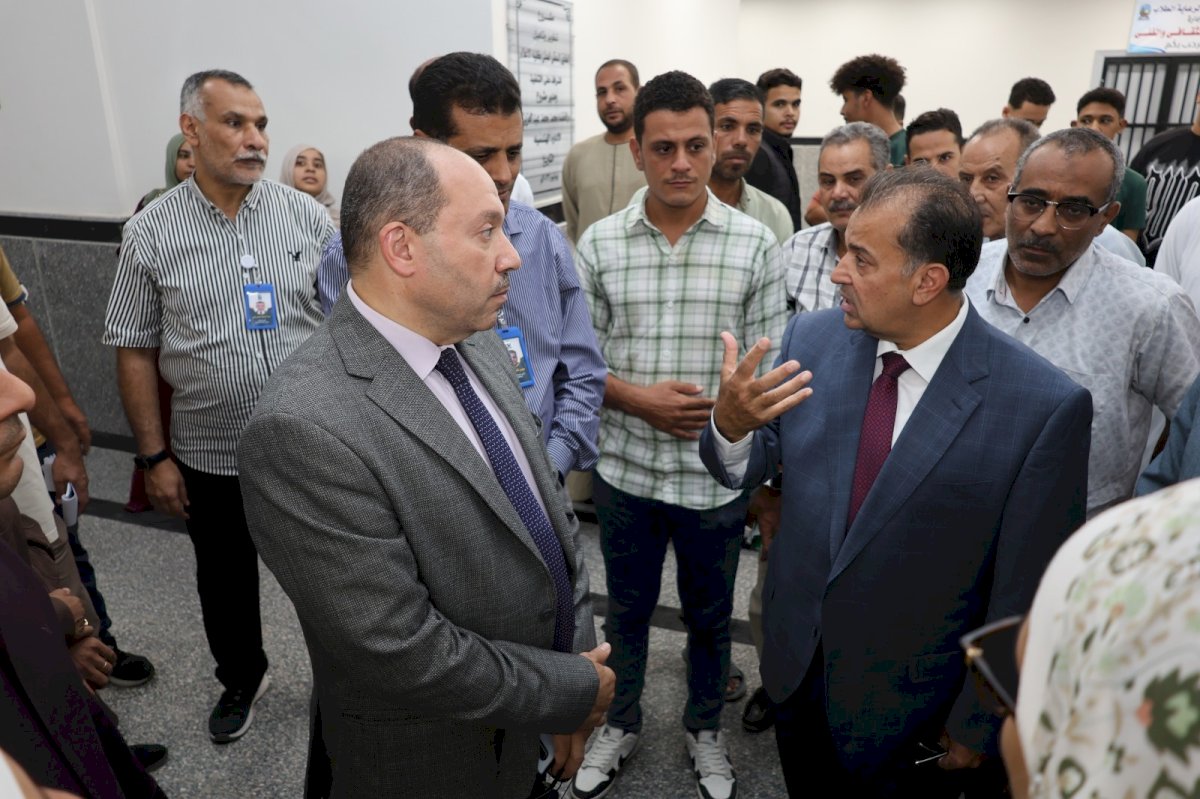 رئيس جامعة قنا يتابع انتظام العمل بالإدارات المركزية