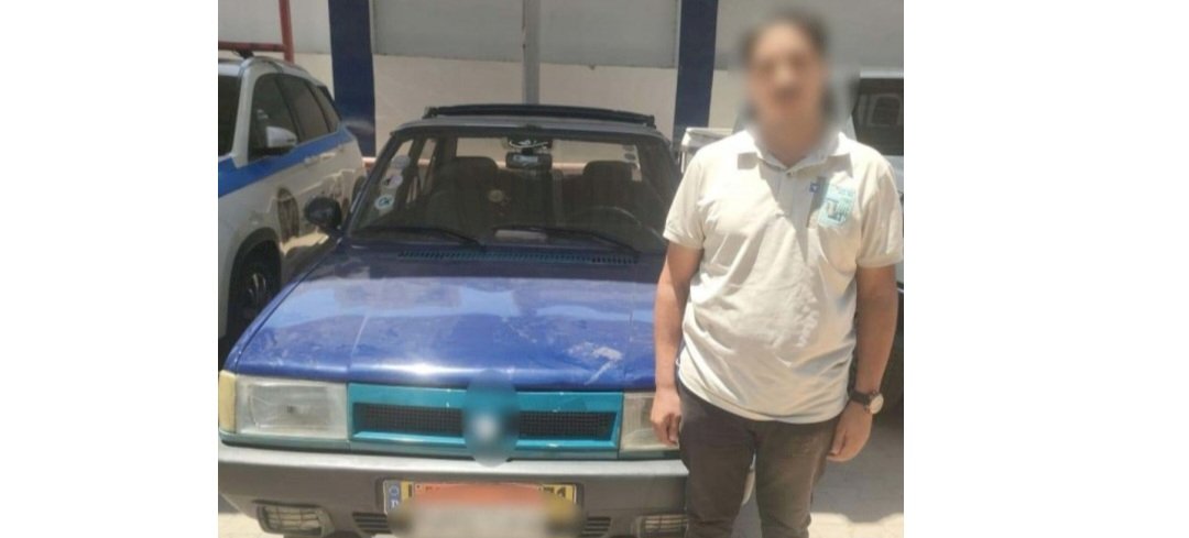 اتخاذ اجراءات قانونية ضد سائق لقيامه السماح لعامل  بالجلوس أعلى السيارة بسوهاج