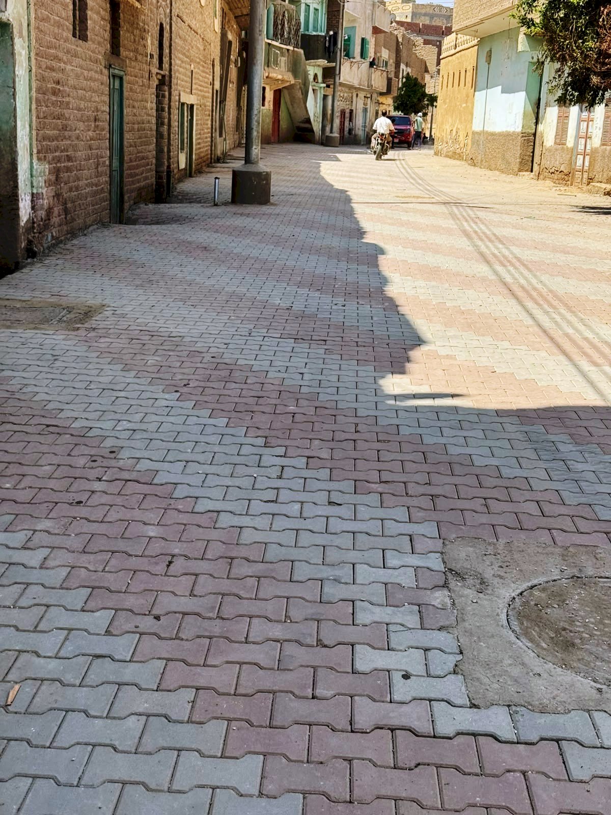 محافظ سوهاج .. يتابع تركيب 14000 متر مسطح بلاط إنترلوك بقرى طما