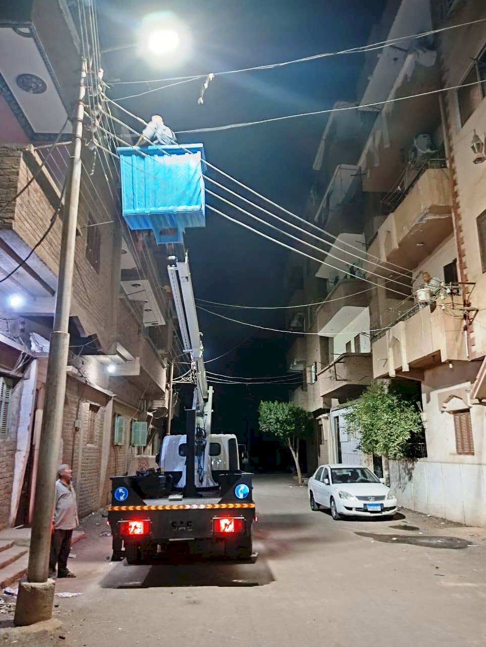 محافظ سوهاج: حملات مكثفة لصيانة أعمدة الإنارة ورفع كفاءة الطرق بمختلف مراكز ومدن المحافظة