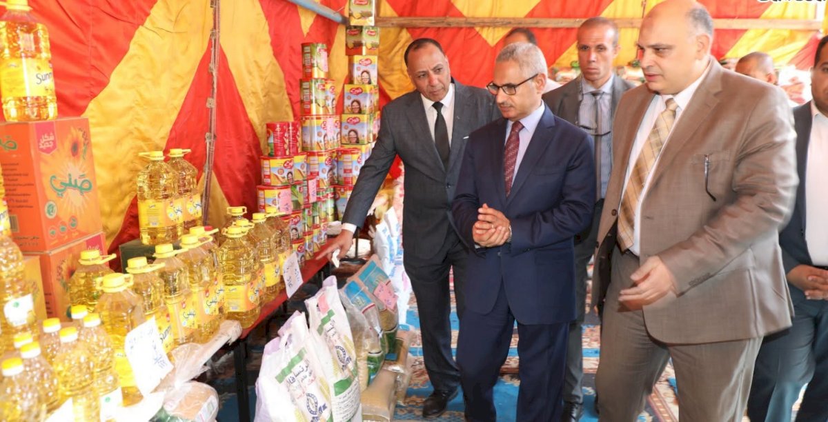 محافظ بني سويف يتفقد معرض السلع الأساسية خلال زيارته لسمسطا