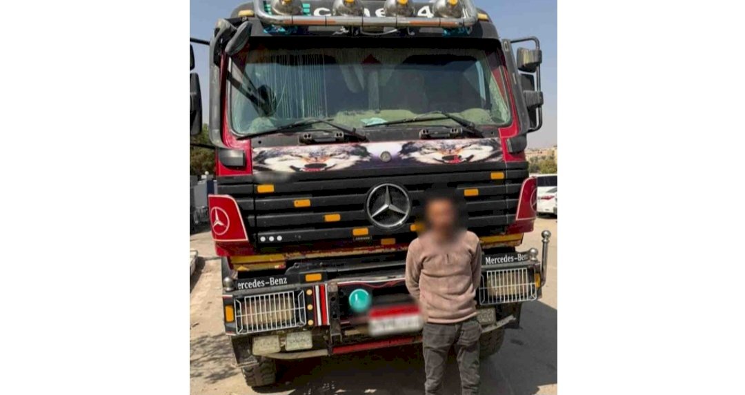 حقيقة فيديو قيام سائق سيارة نقل الإصطدام بسيارة ملاكي وإصابة قائدها بالقاهرة