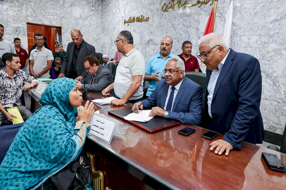 نائب محافظ سوهاج يلتقي المواطنين لبحث طلباتهم في اللقاء الجماهيري الاسبوعي