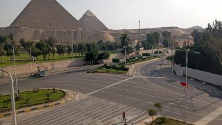 الجيزة تجمل وترفع كفاءة الطرق المؤدية للمتحف المصري الكبير والأهرامات