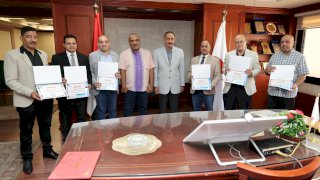 محافظ سوهاج يكرم أوائل المتدربين على مستوى الجمهورية ببرامج مركز التنمية المحلية بسقارة