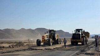وزارة النقل توضح حقيقة طريق قفط القصير بعد فيديو السوشيال ميديا