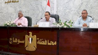 محافظ سوهاج يعقد اجتماعًا لمتابعة منظومة التقنين في ظل القانون 168 لسنة 2025
