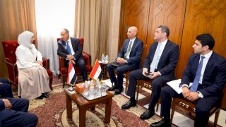 وزير الخارجية يلتقي نظيرته اليمنية لبحث تعزيز العلاقات الثنائية