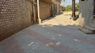 محافظ سوهاج يتابع تركيب بلاط الإنترلوك بشوارع قرية أم دومة بطما
