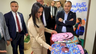 وزيرة التضامن تشارك المتطوعين  تجهيز الحقائب ضمن مبادرة «بكرة المدرسة.. الخير في مصر»