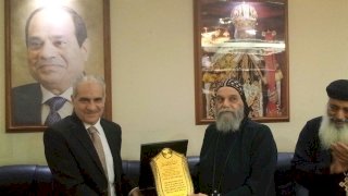 مطرانية أسوان تكرّم د.لؤي سعد الدين وتحتفي بمسيرته الإنسانية