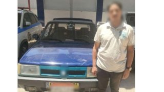 اتخاذ اجراءات قانونية ضد سائق لقيامه السماح لعامل  بالجلوس أعلى السيارة بسوهاج