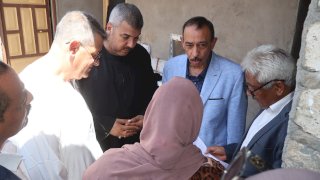 محافظ سوهاج يتفقد منازل المضارين من الحريق بقرية الأبعدية بمركز دار السلام