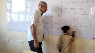 مدير إدارة الفشن التعليمية يشرح للتلاميذ النطق الصحيح لحروف اللغة العربية
