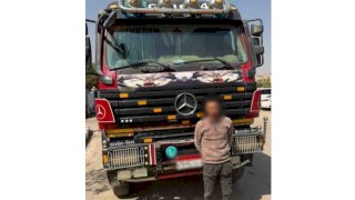 حقيقة فيديو قيام سائق سيارة نقل الإصطدام بسيارة ملاكي وإصابة قائدها بالقاهرة