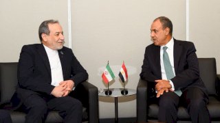 وزير الخارجية يناقش مع نظيره الإيراني الجهود المبذولة لخفض التصعيد