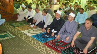 محافظ سوهاج يؤدي صلاة الجمعة بمسجد الشرطة بمدينة ناصر