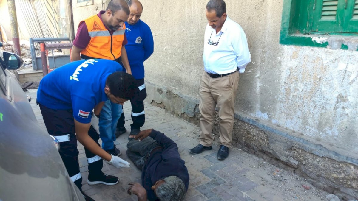 التضامن «التدخل السريع» يستجيب لبلاغ عن شخص فاقد للوعي بسوهاج.. والإسعاف يتدخل لإنقاذه