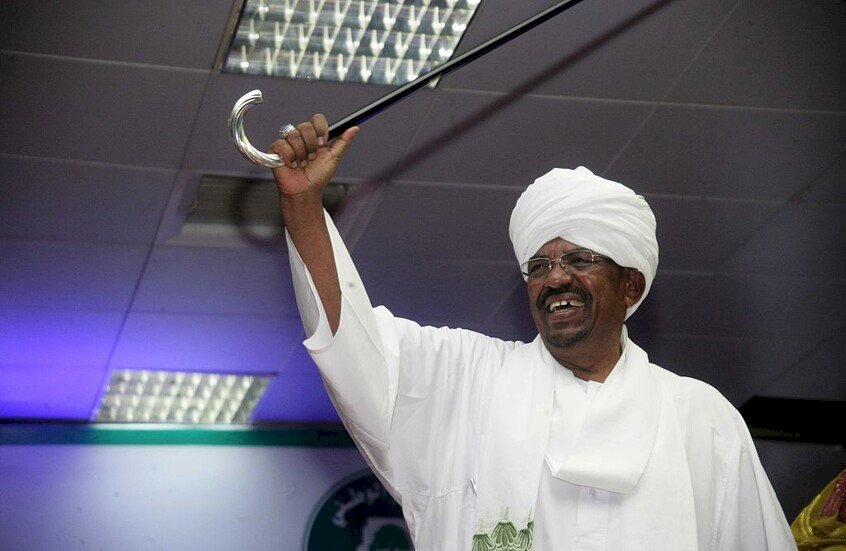 إعلام سوداني :عمر البشير بمنزل في الخرطوم بإشراف عسكري