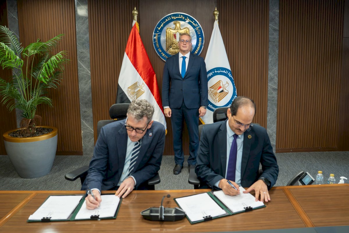 وزير البترول يشهد توقيع اتفاقية للبحث عن الغاز الطبيعي بين «إيجاس» وشركة «شيفرون» العالمية