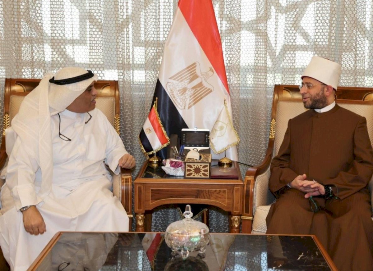 وزير الأوقاف يبحث مع مدير المكتب الكويتي للمشروعات الخيرية بالقاهرة آفاق التعاون المشترك
