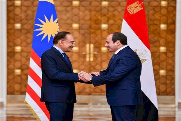 السيسي يلتقي رئيس وزراء ماليزيا أنور إبراهيم
