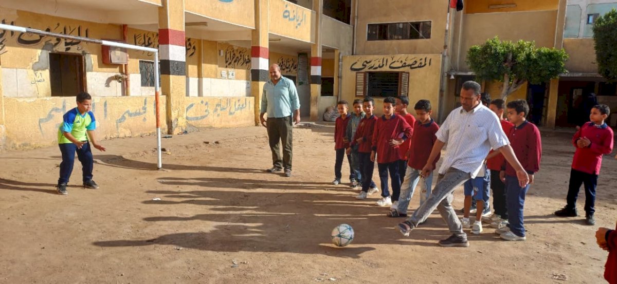 لعب معهم مباراة كرة قدم.. مدير تعليم أبوتشت يشارك التلاميذ ضربات الترجيح