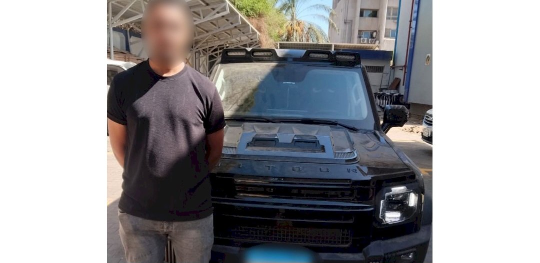اعرف قصة استعراض سيارة السير أعلى الرصيف الفاصل بين طريقين بسوهاج