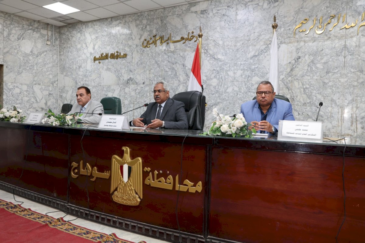 نائب محافظ سوهاج يعقد اجتماعًا لمتابعة موقف منظومات التقنين والتصالح والمتغيرات المكانية